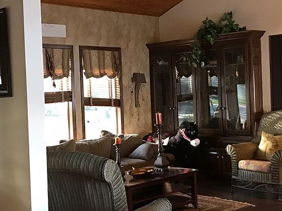3rd image of 144 Pinedale Dr