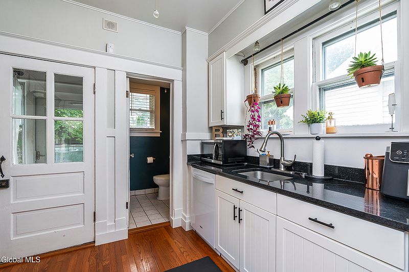 5th image of 55 Edgecomb Street