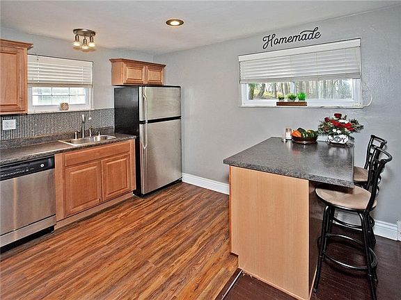 3rd image of 714 Illini Dr
