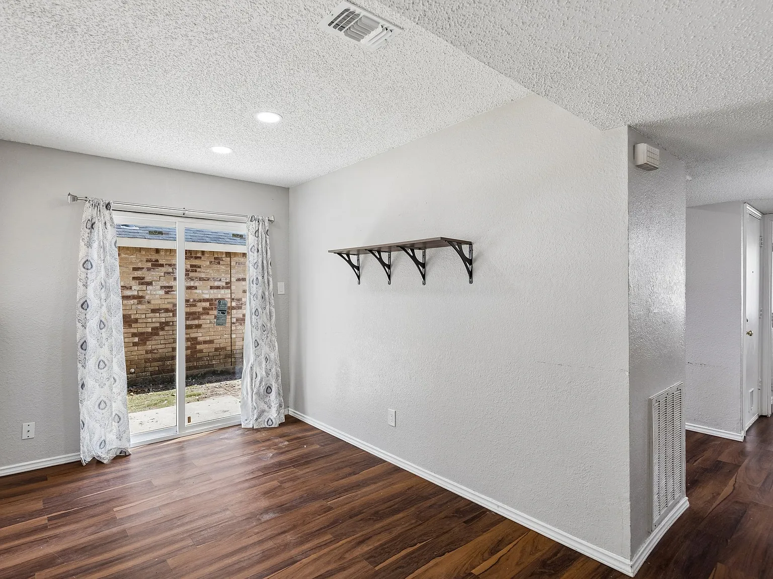 3 bed, 1609 sqft, $2,000 — Photo 4