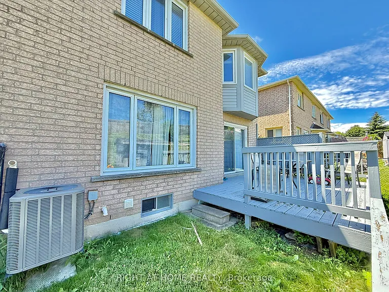 569 Walpole Cres — Photo 35