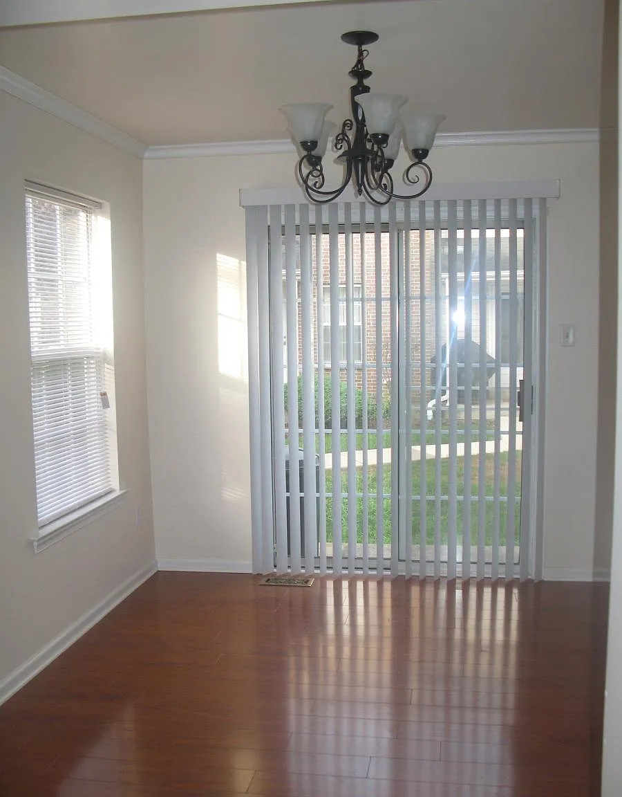 3 bed, 1.5 bath, 1216 sqft, $2,300 — Photo 3