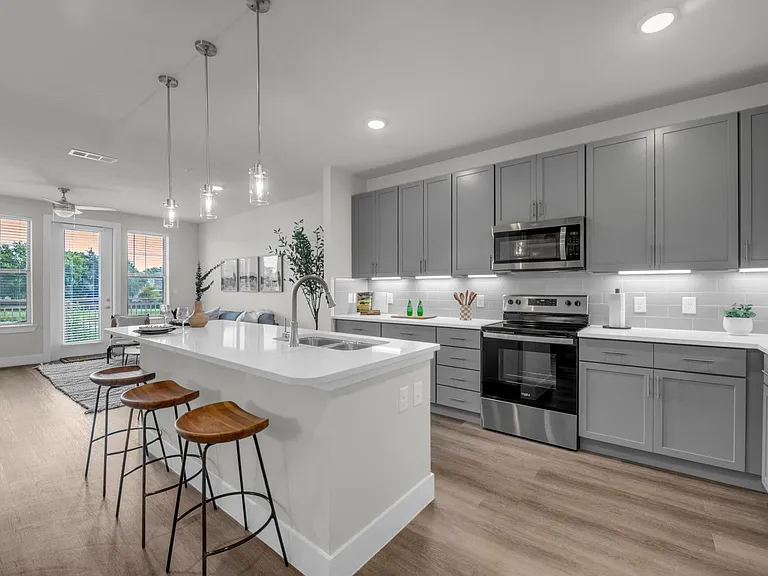 Jolie Pflugerville — Photo 1