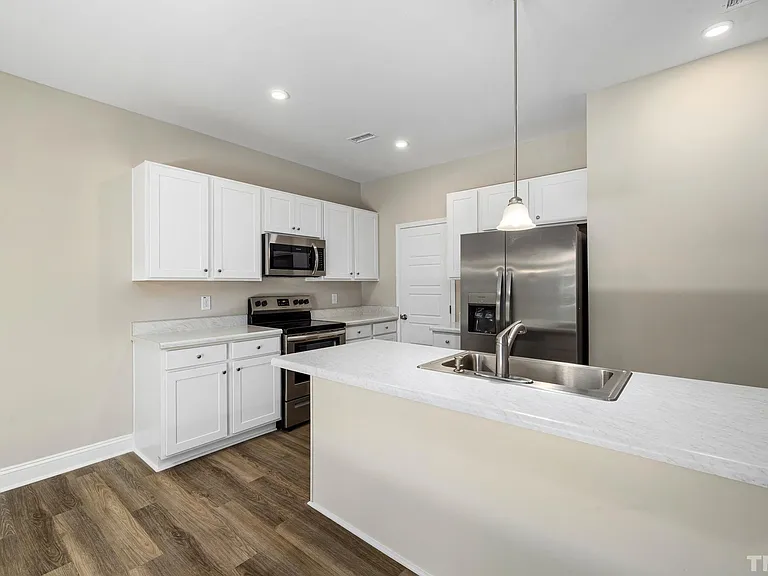 335 E Pine Ave — Photo 8