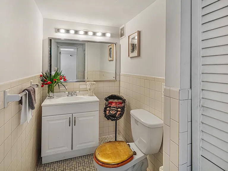 251 W 19th St #1G — Photo 13