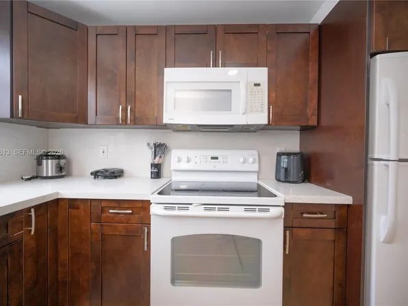 500 NE 26th St APT 2C, Miami, FL 33137