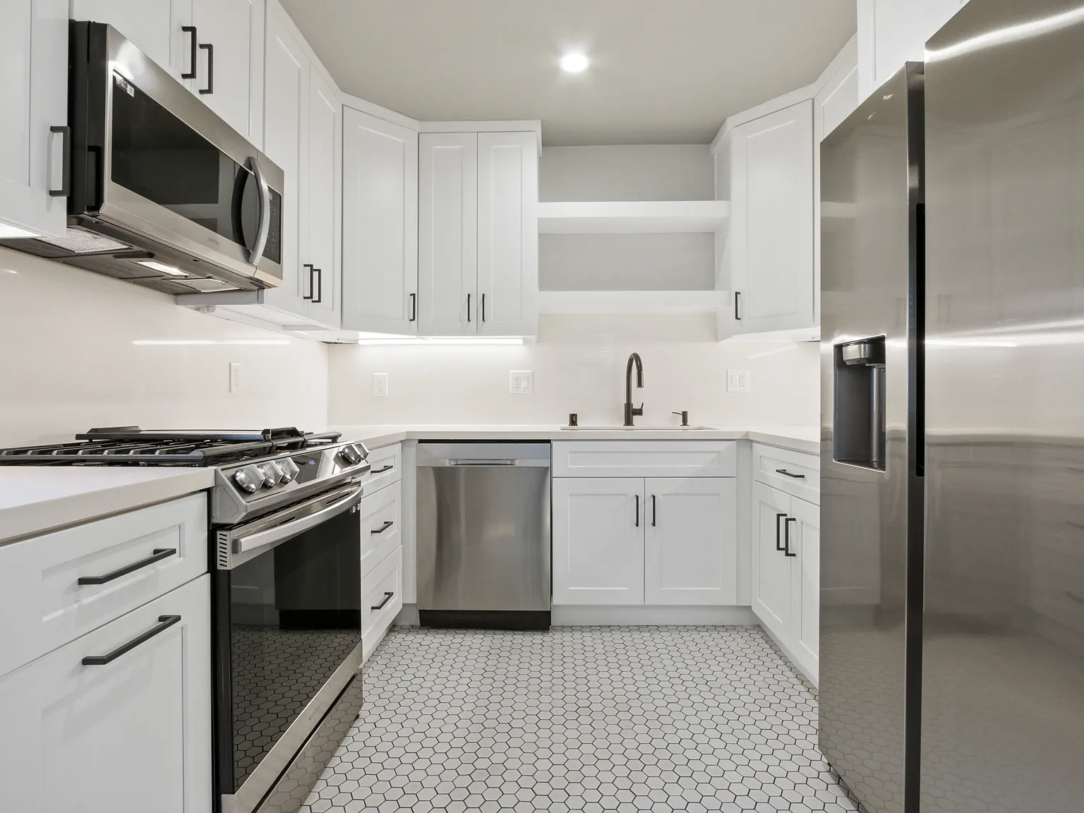 2 bed, 800 sqft, $3,200 — Photo 1