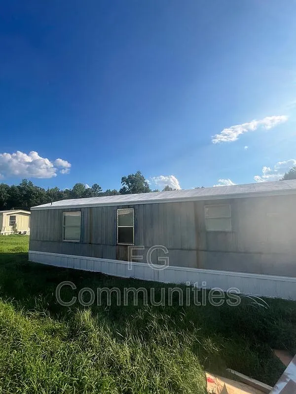 3 bed, 2.0 bath, $995 — Photo 1