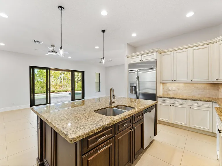 259 SE Calmo Cir — Photo 15