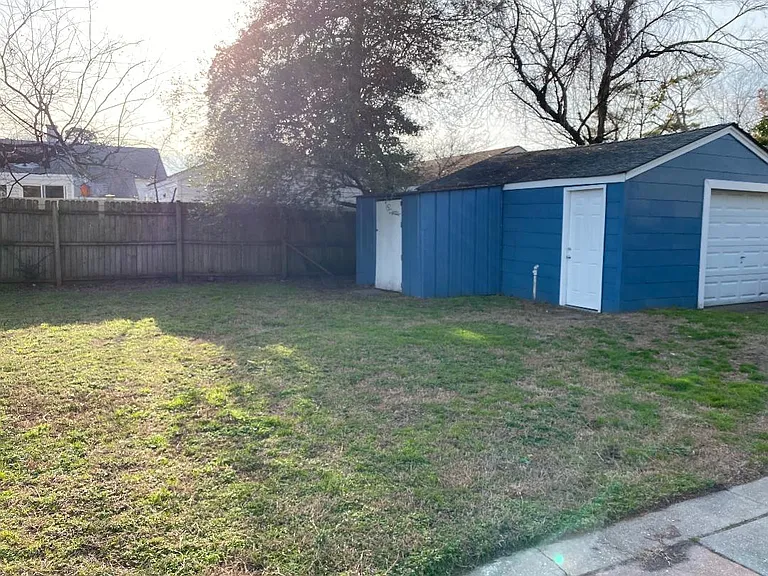 1537 Kingston Ave — Photo 13