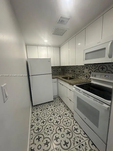 Primary Photo - 18447 NE 1st Ave #18447