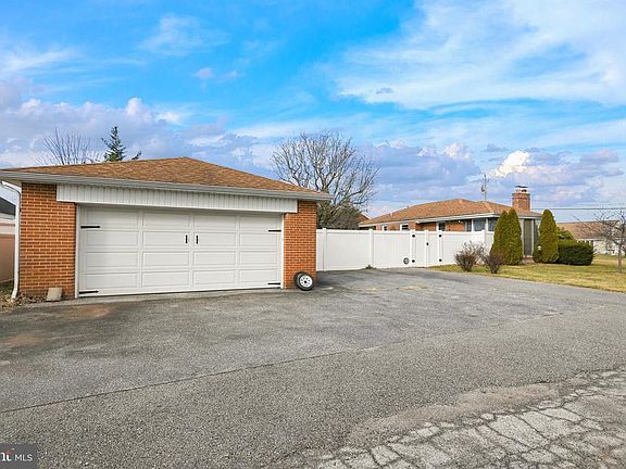 3rd image of 164 Fairview Dr