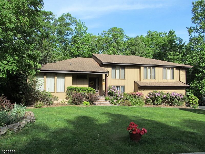 1st image of 18 Woodstone Dr