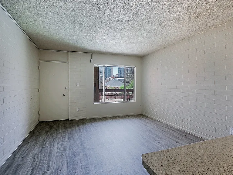 Ambassador West Apartments — Photo 7