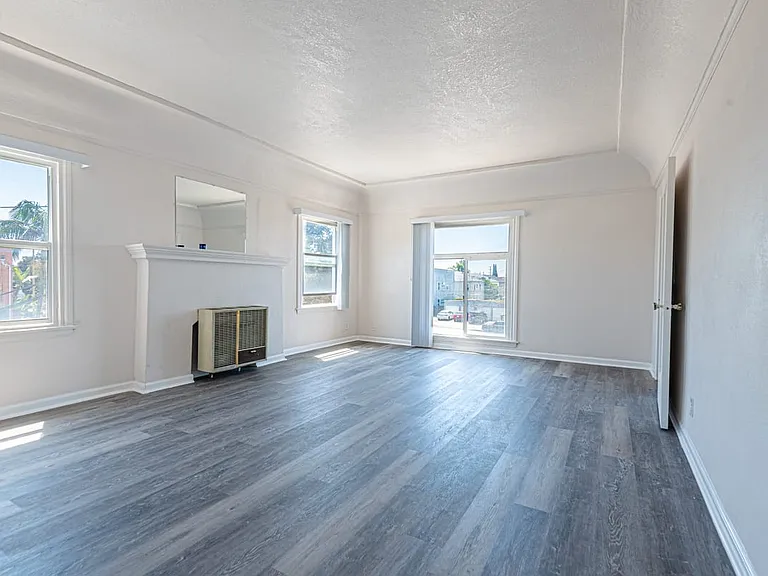 4915 S San Vicente Blvd #2 — Photo 2