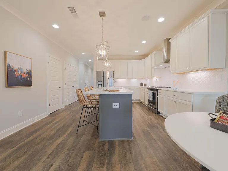 527 Cloverdale Dr — Photo 8