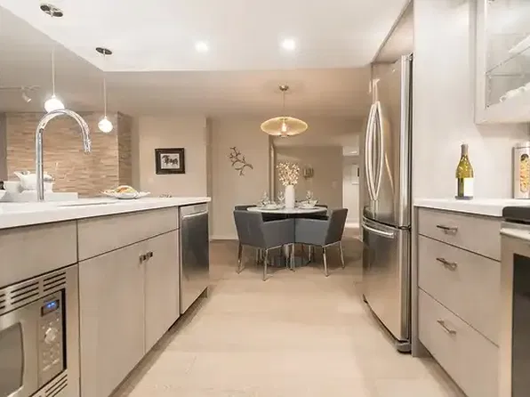 1600 Howe St #806, Vancouver, BC V6Z 2L9