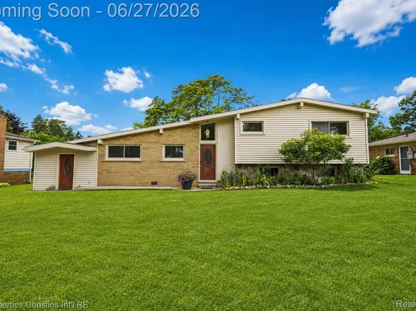 1318 S Williams Lake Rd, White Lake, MI 48386