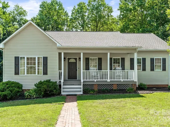 4402 Steeple Chase Dr, Hickory, NC 28601