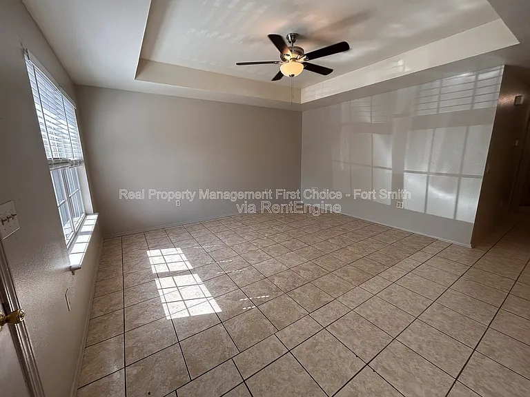 1439 Brazil St — Photo 2