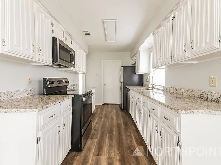 1706 Saint James Dr — Photo 8