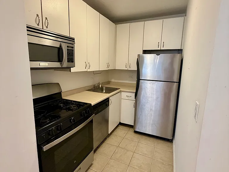 403 E 62nd St #3D — Photo 3