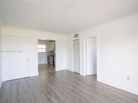 4758 W Flagler St, Miami, FL
