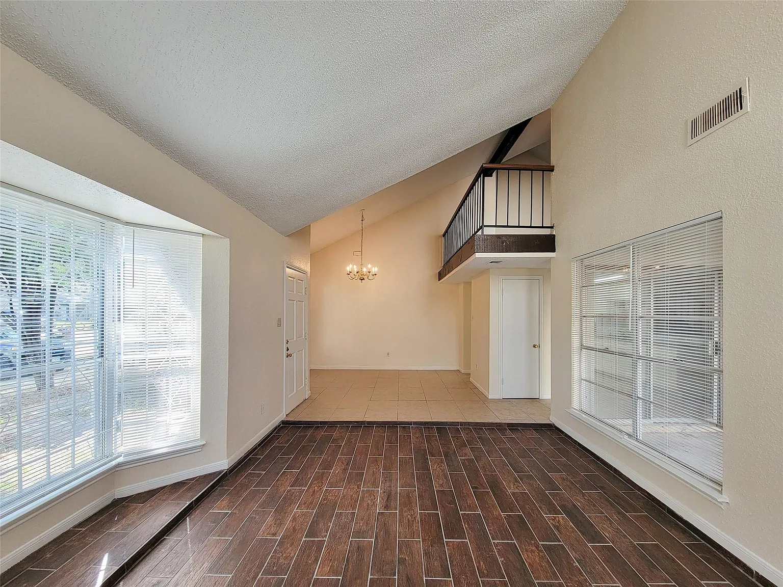 3 bed, 2.0 bath, 2420 sqft, $1,800 — Photo 4