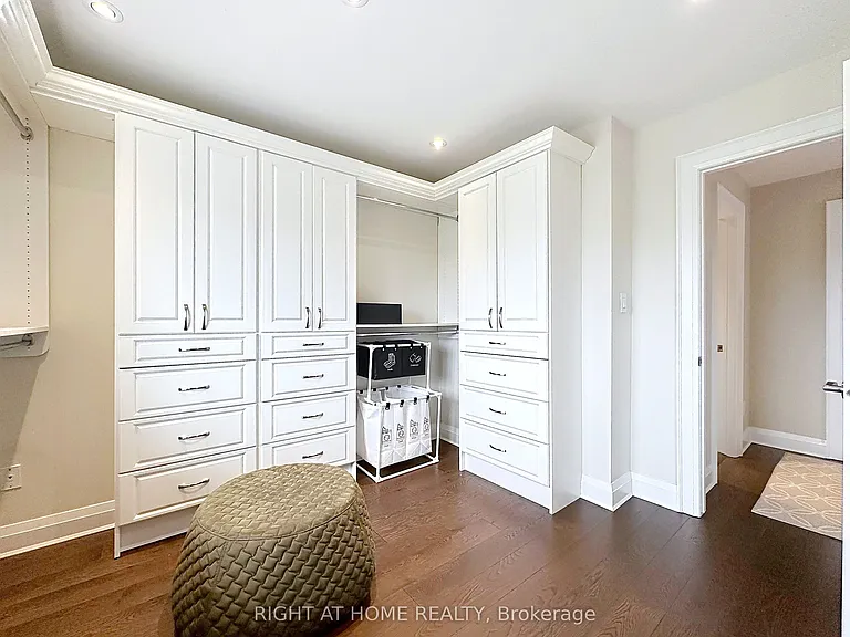 2547 Gill Cres — Photo 18