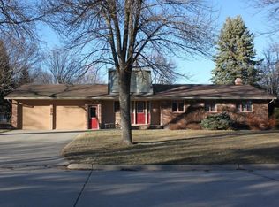 520 4th St SE, Sioux Center, IA 51250