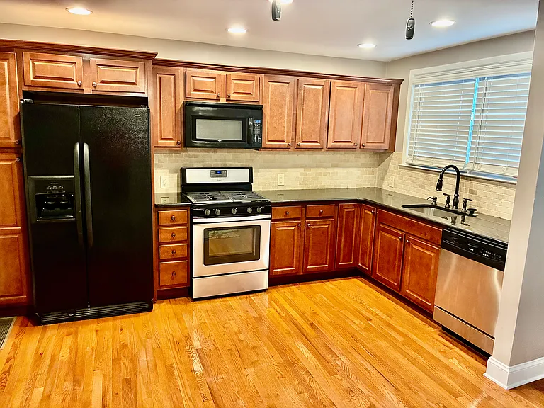 3451 Ainslie St — Photo 4