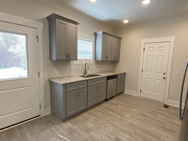 1311 Searcy St — Photo 5
