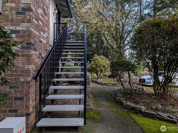 4th image of 821 Essex Place NE #1C
