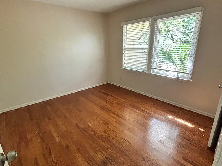 1000-1050 E San Antonio Dr — Photo 23