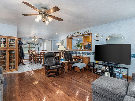 3rd image of 334 S Oak Ln