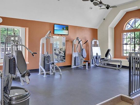 4th image of 305 Lakepointe Dr Unit 201