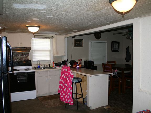 3rd image of 208 E Poplar St