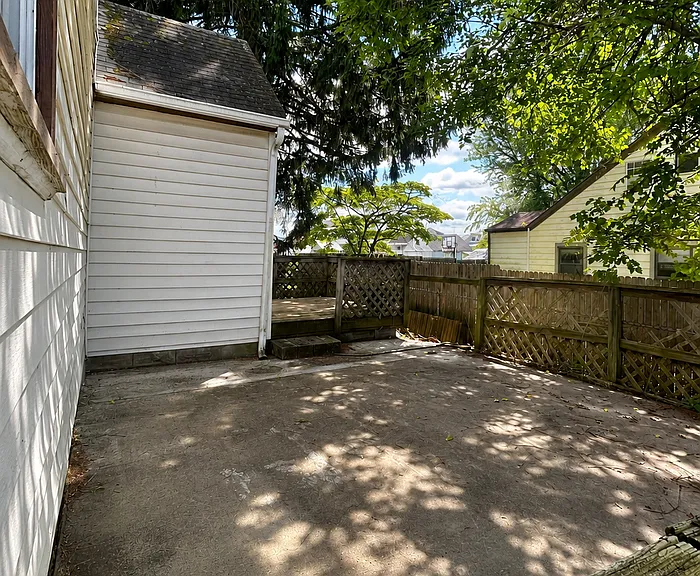 820 Center Ave — Photo 6