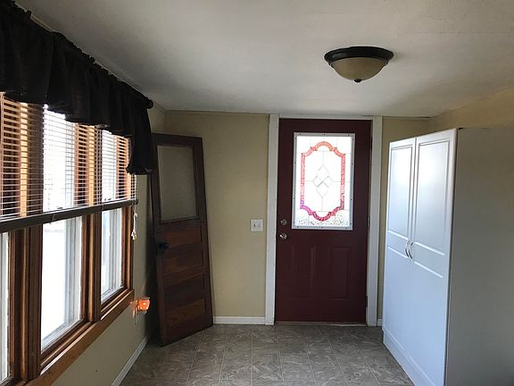 3rd image of 121 2nd St NE