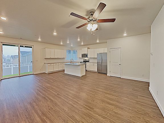 4th image of 13718 107th Avenue Ct E