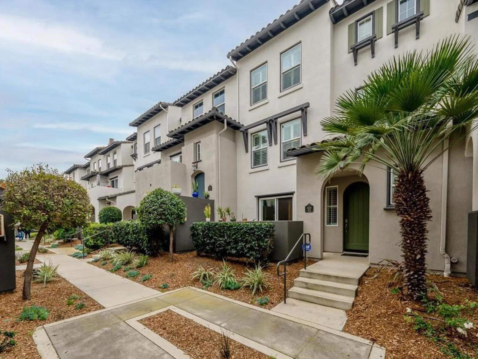 3 bed, 1464 sqft, $4,095 — Photo 3