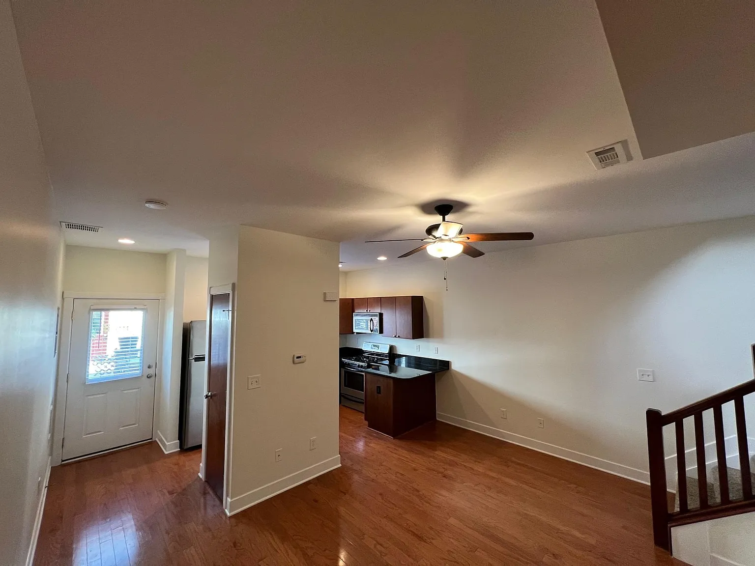 1 bed, 1.5 bath, 800 sqft, $1,645 — Photo 3