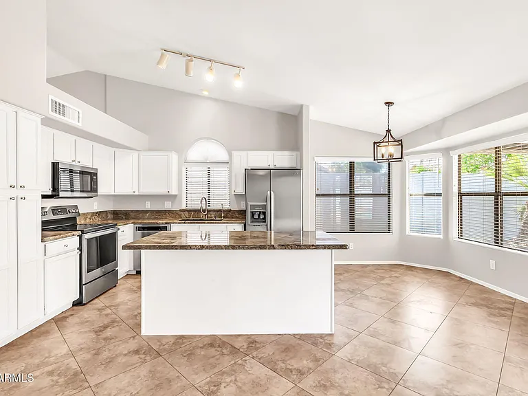 1113 E Betsy Ln — Photo 15