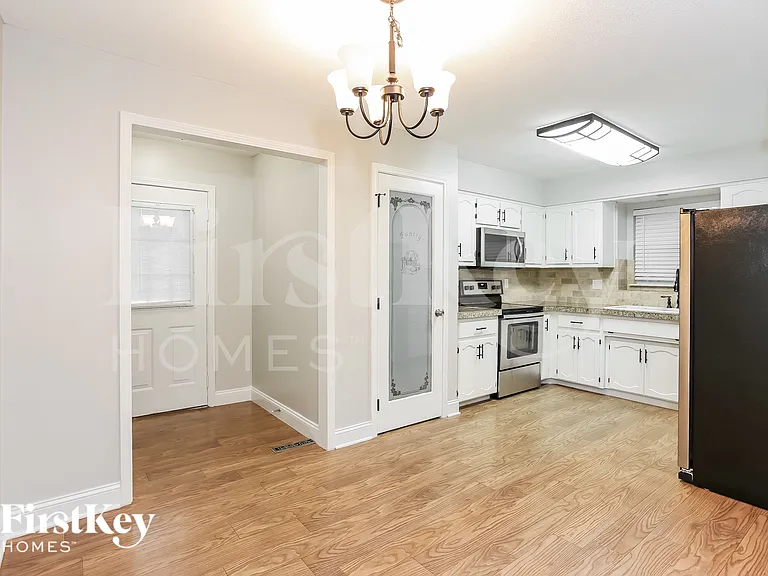 308 Oak St W — Photo 5