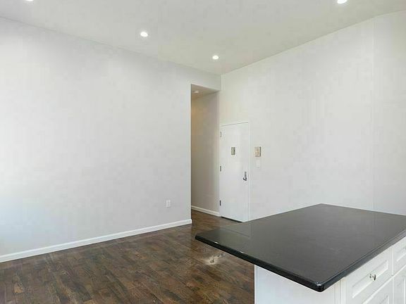 5th image of 251 Halsey St APT 1