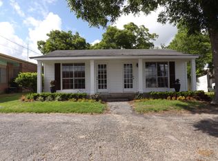 104 E 5th St, Hallettsville, TX 77964