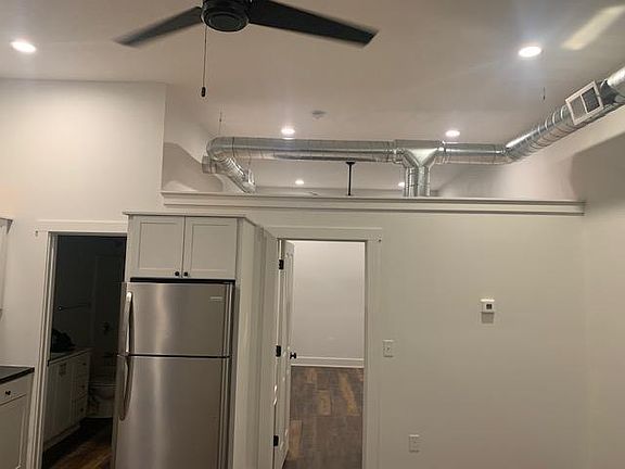 4th image of 409 W Railroad St