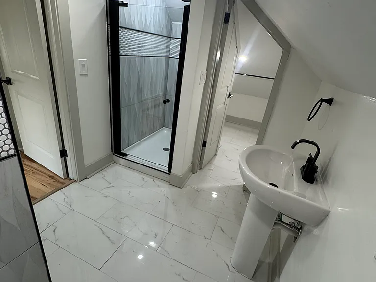 Unique & private top floor 2nd bathroom!