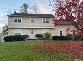 110 Truxton Rd, Dix Hills, NY 11746