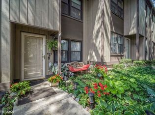 602 N Hough St #B, Barrington, IL 60010